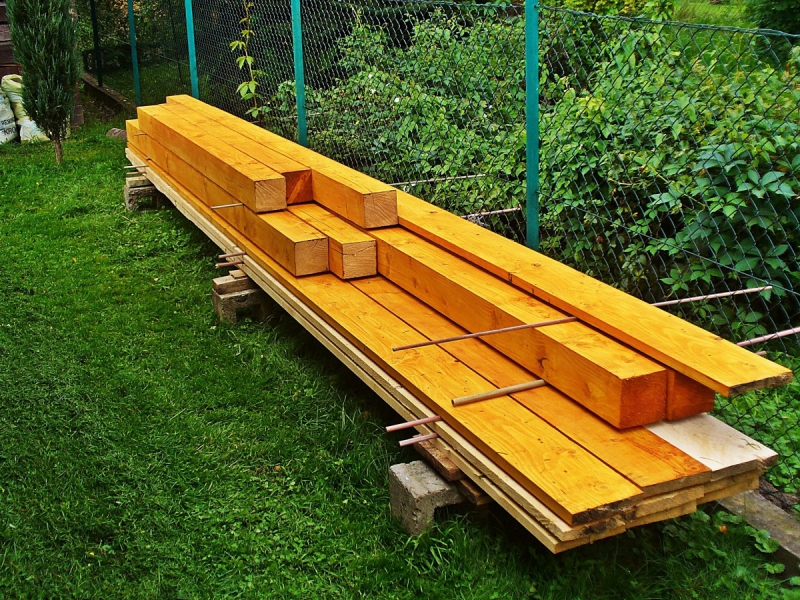 menuisier-LA GARDE-min_boards_the_rafters_joinery_tree_painting_wood_colored_paint-871508